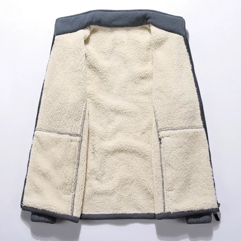 Jaqueta Masculina Forrada Freezing Romenzi RZ218 com forro acolchoado, ajuste confortável e zíper durável, ideal para aquecimento e estilo em dias frios.