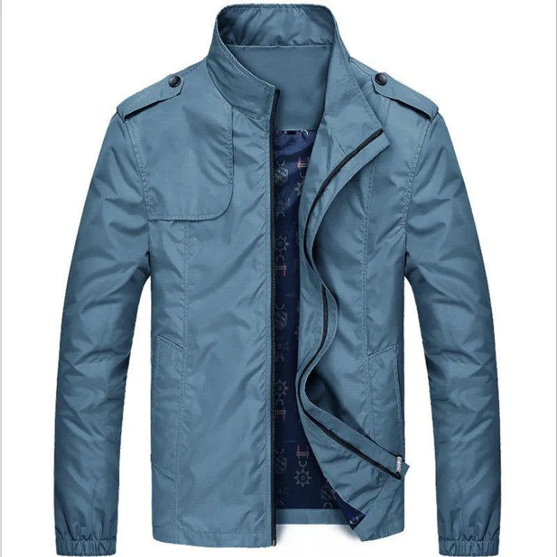 Jaqueta Masculina Forrada North Romenzi RZ208, possui design elegante, alta qualidade e conforto, com detalhes que destacam sua autenticidade.
