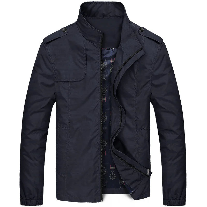 Jaqueta Masculina Forrada North Romenzi RZ208, possui design elegante, alta qualidade e conforto, com detalhes que destacam sua autenticidade.