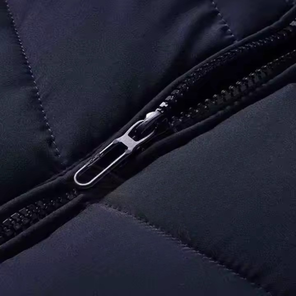 Jaqueta Masculina Forrada Snow Romenzi RZ201 com forro acolchoado, capuz removível e proteção contra frio e chuva.