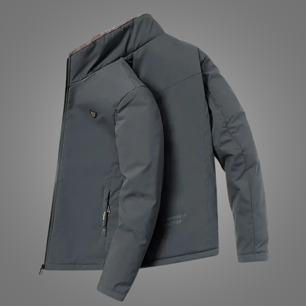 Jaqueta Masculina Inverno Elegance Romenzi RZ217 com forro acolchoado, ajuste confortável e zíper durável, perfeita para proteção e estilo em dias frios.