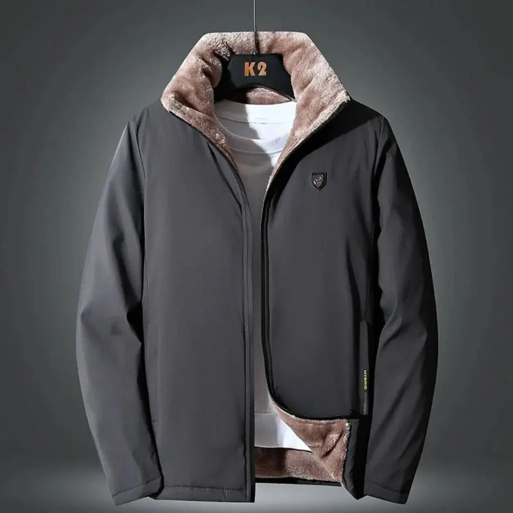 Jaqueta Masculina Inverno Elegance Romenzi RZ217 com forro acolchoado, ajuste confortável e zíper durável, perfeita para proteção e estilo em dias frios.