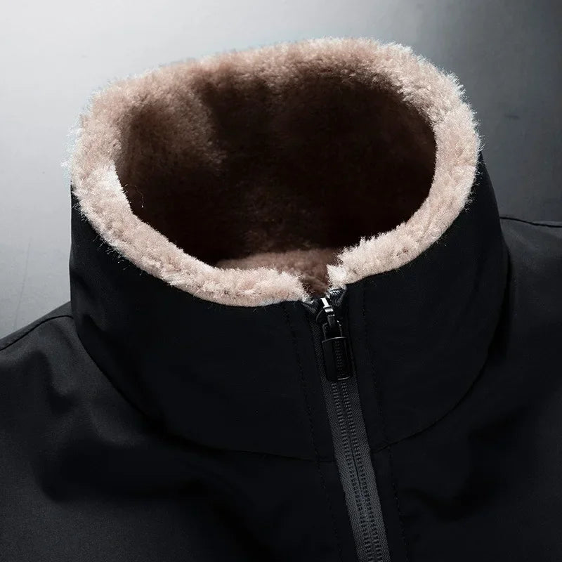 Jaqueta Masculina Inverno Elegance Romenzi RZ217 com forro acolchoado, ajuste confortável e zíper durável, perfeita para proteção e estilo em dias frios.