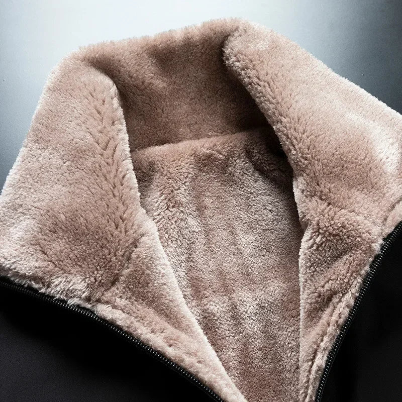 Jaqueta Masculina Inverno Elegance Romenzi RZ217 com forro acolchoado, ajuste confortável e zíper durável, perfeita para proteção e estilo em dias frios.