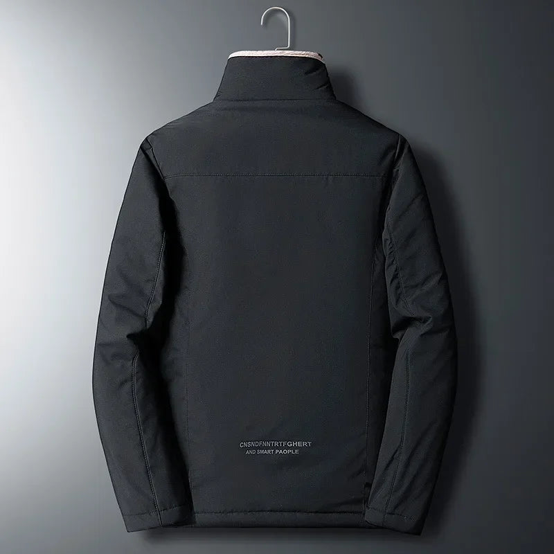 Jaqueta Masculina Inverno Elegance Romenzi RZ217 com forro acolchoado, ajuste confortável e zíper durável, perfeita para proteção e estilo em dias frios.
