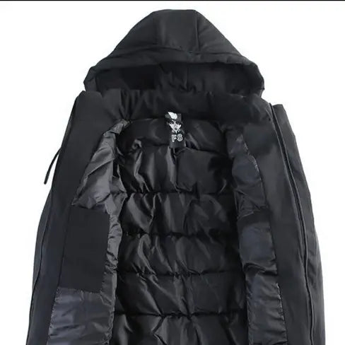 Jaqueta Masculina Longa com Capuz Romenzi RZ134 feita em tecido impermeável premium, com capuz removível e bolsos com zíper para estilo e funcionalidade.