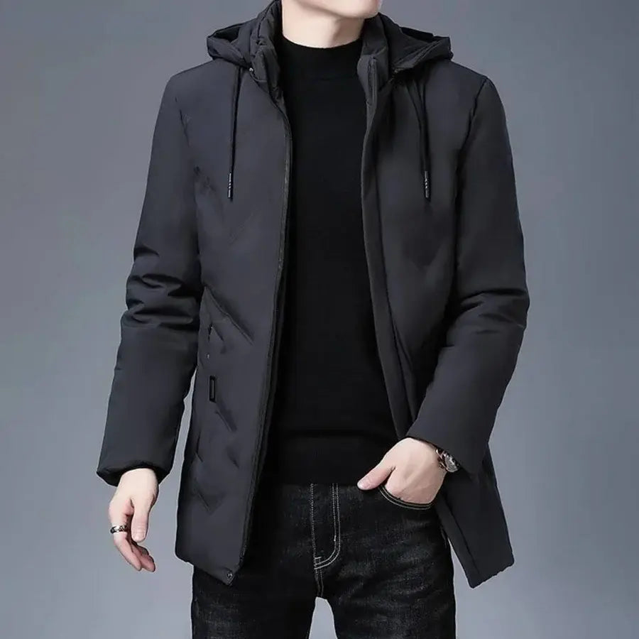 Jaqueta Masculina Longa com Capuz Romenzi RZ134 feita em tecido impermeável premium, com capuz removível e bolsos com zíper para estilo e funcionalidade.