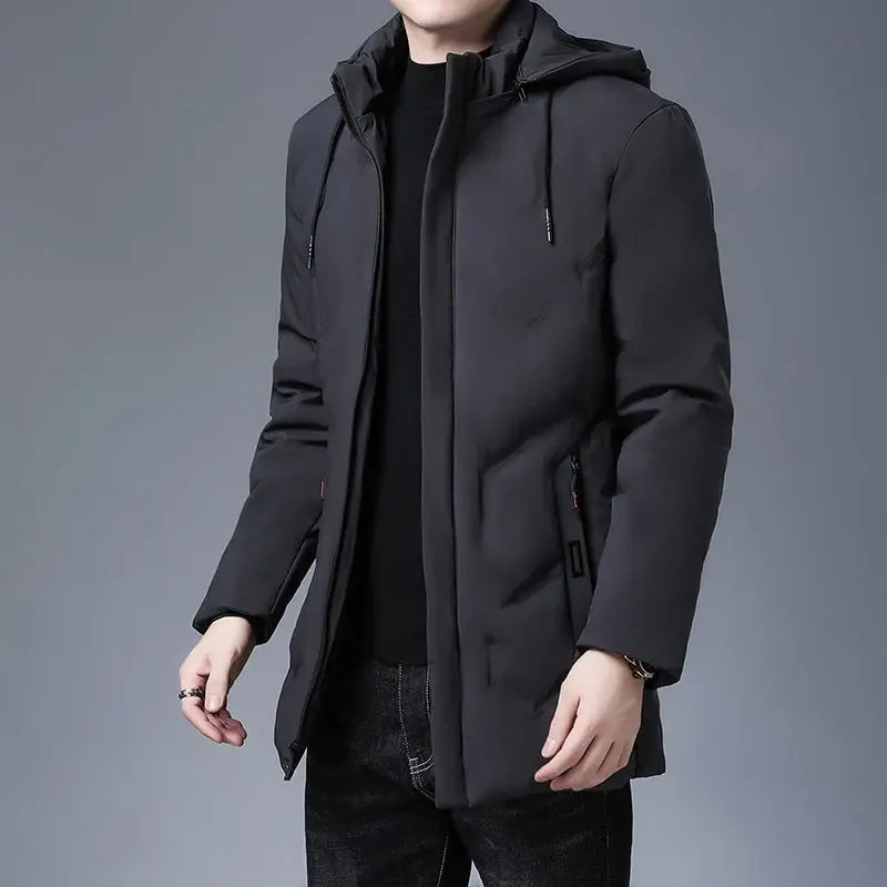 Jaqueta Masculina Longa com Capuz Romenzi RZ134 feita em tecido impermeável premium, com capuz removível e bolsos com zíper para estilo e funcionalidade.