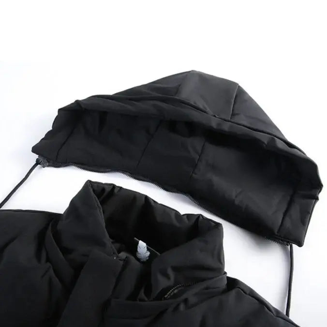 Jaqueta Masculina Longa com Capuz Romenzi RZ134 feita em tecido impermeável premium, com capuz removível e bolsos com zíper para estilo e funcionalidade.