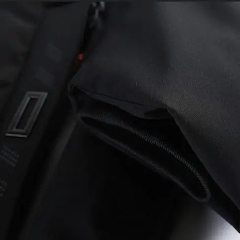 Jaqueta Masculina Longa com Capuz Romenzi RZ134 feita em tecido impermeável premium, com capuz removível e bolsos com zíper para estilo e funcionalidade.