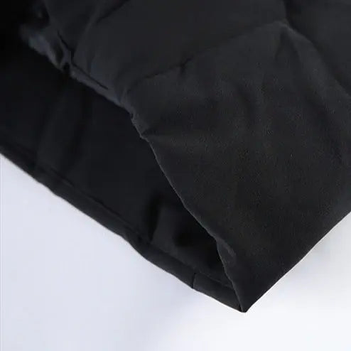 Jaqueta Masculina Longa com Capuz Romenzi RZ134 feita em tecido impermeável premium, com capuz removível e bolsos com zíper para estilo e funcionalidade.