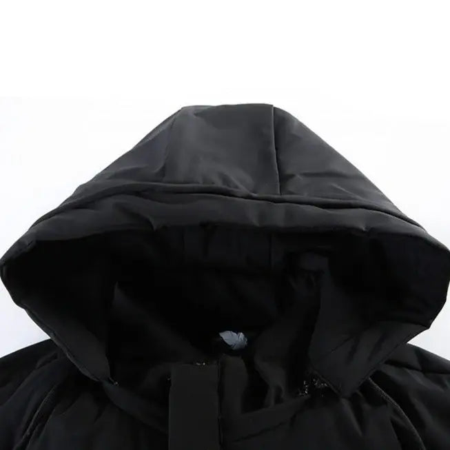 Jaqueta Masculina Longa com Capuz Romenzi RZ134 feita em tecido impermeável premium, com capuz removível e bolsos com zíper para estilo e funcionalidade.