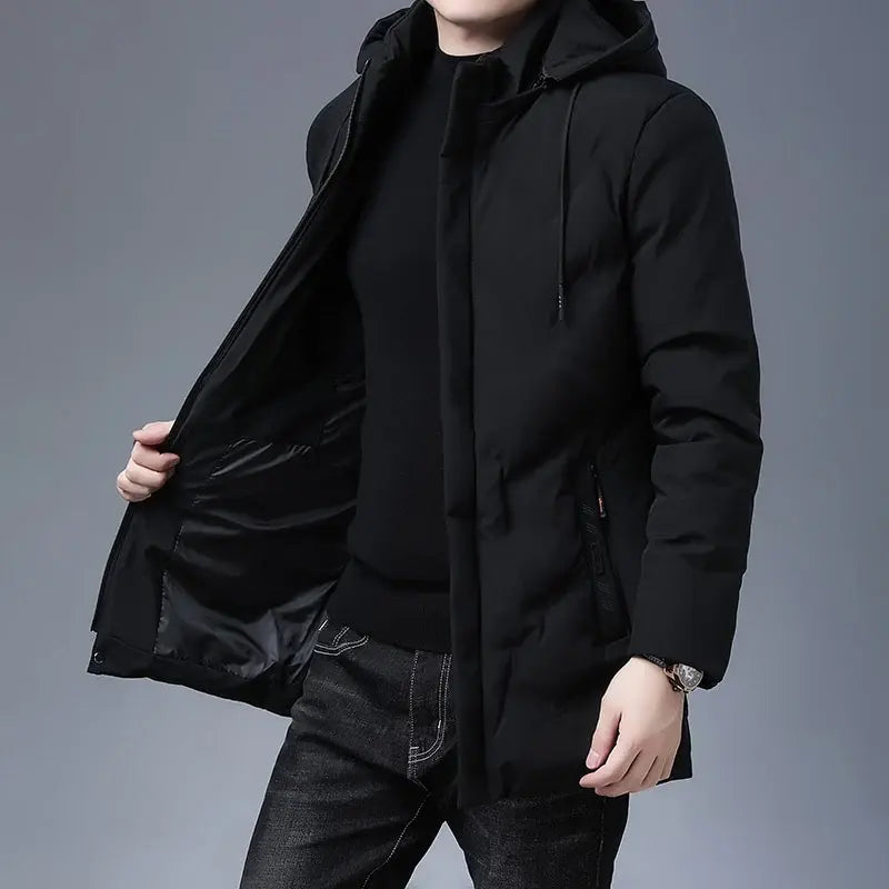 Jaqueta Masculina Longa com Capuz Romenzi RZ134 feita em tecido impermeável premium, com capuz removível e bolsos com zíper para estilo e funcionalidade.