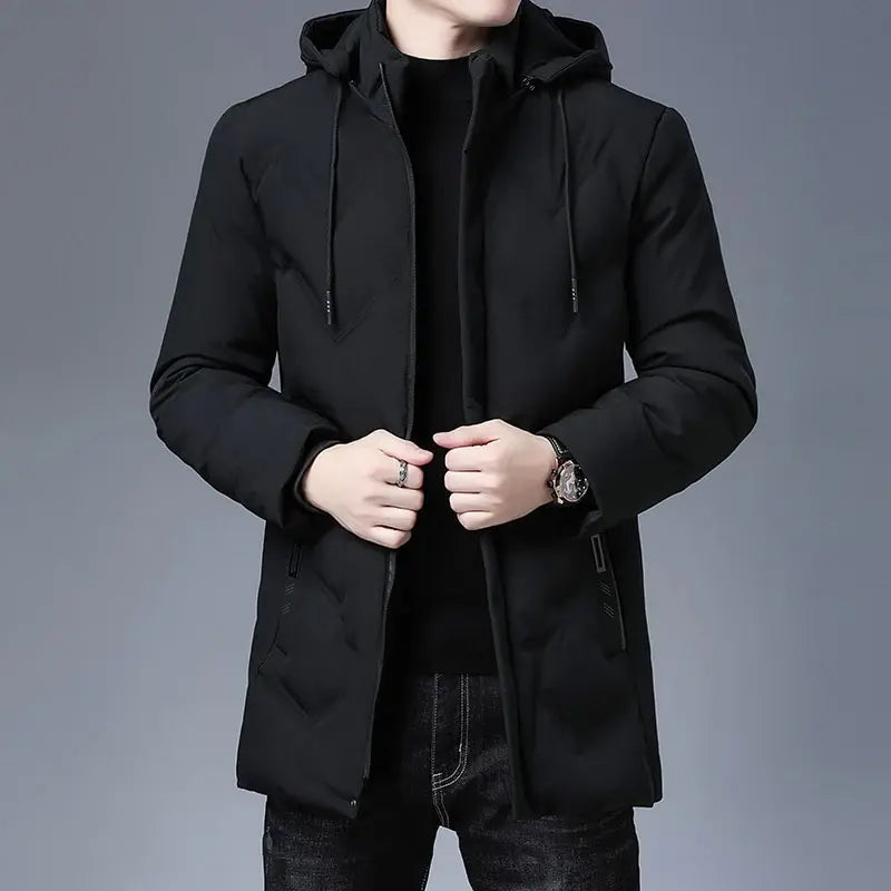 Jaqueta Masculina Longa com Capuz Romenzi RZ134 feita em tecido impermeável premium, com capuz removível e bolsos com zíper para estilo e funcionalidade.