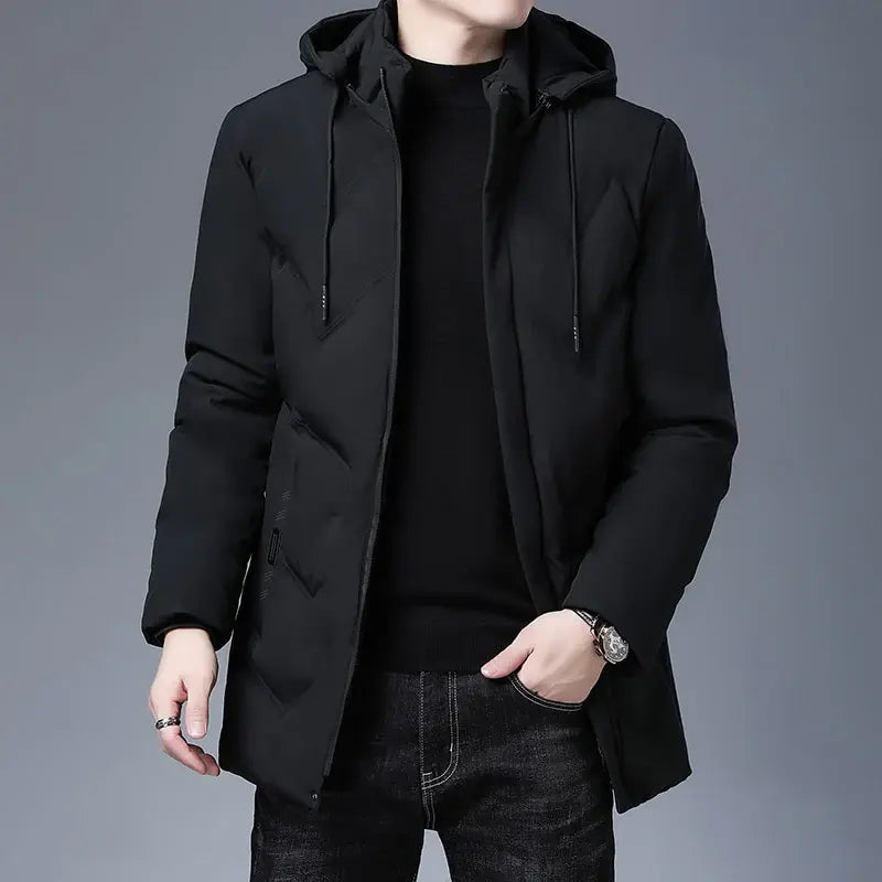 Jaqueta Masculina Longa com Capuz Romenzi RZ134 feita em tecido impermeável premium, com capuz removível e bolsos com zíper para estilo e funcionalidade.