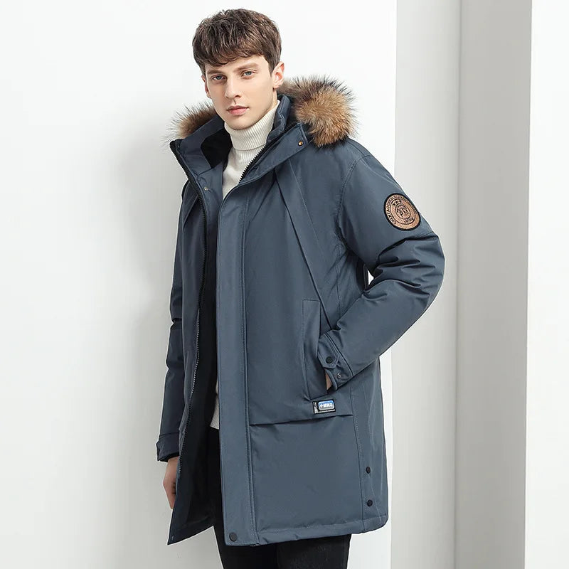 Jaqueta Masculina Longa Térmica Impermeável Romenzi RZ147 com capuz removível, tecido impermeável e design britânico, ideal para estilo e proteção no frio.