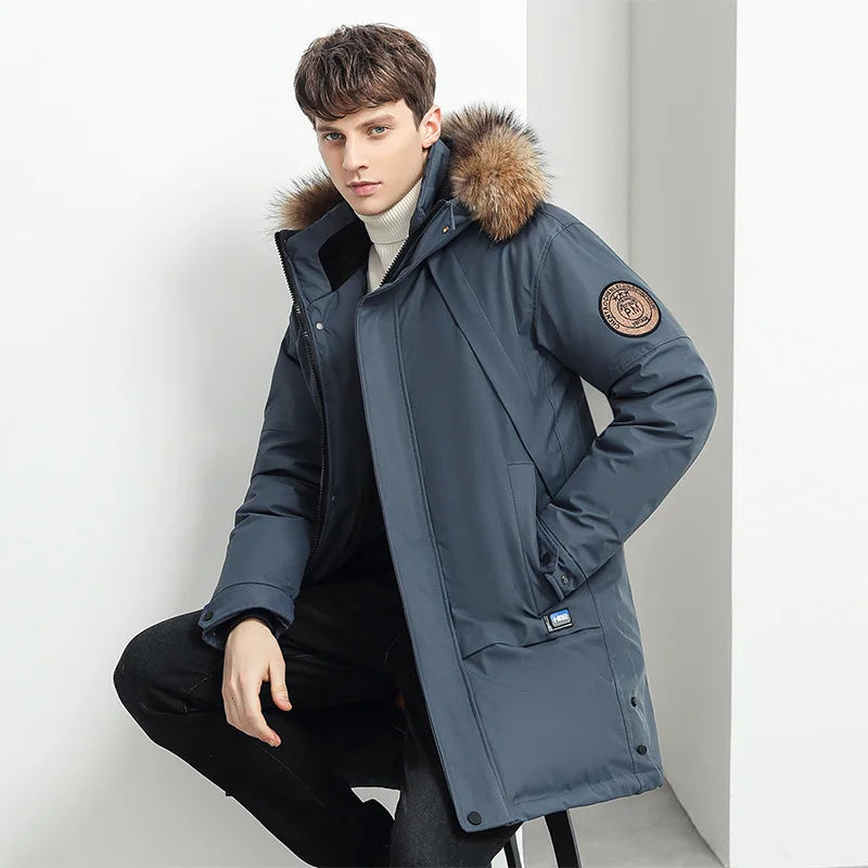 Jaqueta Masculina Longa Térmica Impermeável Romenzi RZ147 com capuz removível, tecido impermeável e design britânico, ideal para estilo e proteção no frio.