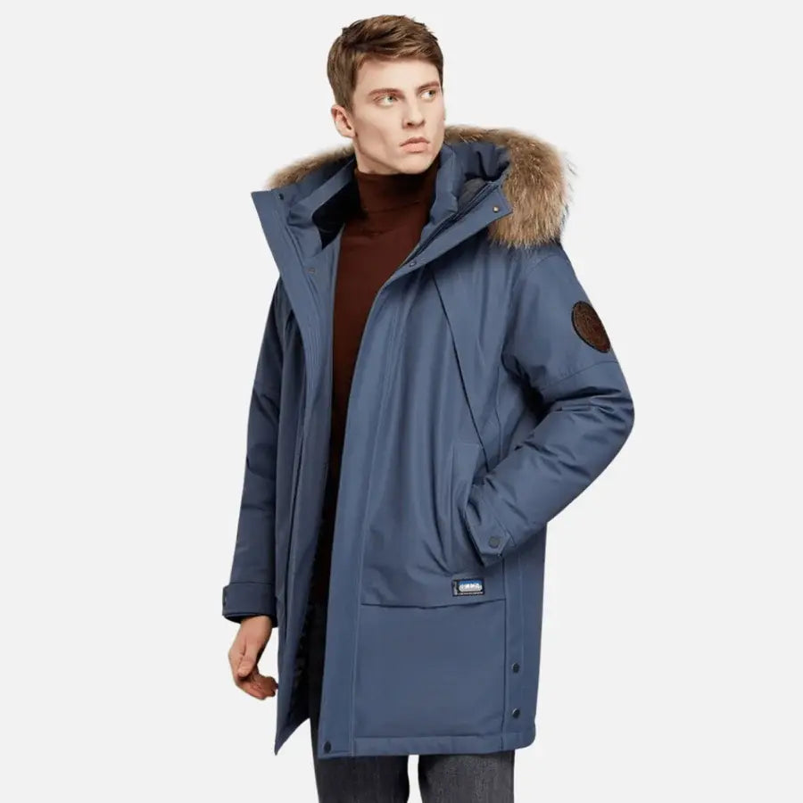Jaqueta Masculina Longa Térmica Impermeável Romenzi RZ147 com capuz removível, tecido impermeável e design britânico, ideal para estilo e proteção no frio.