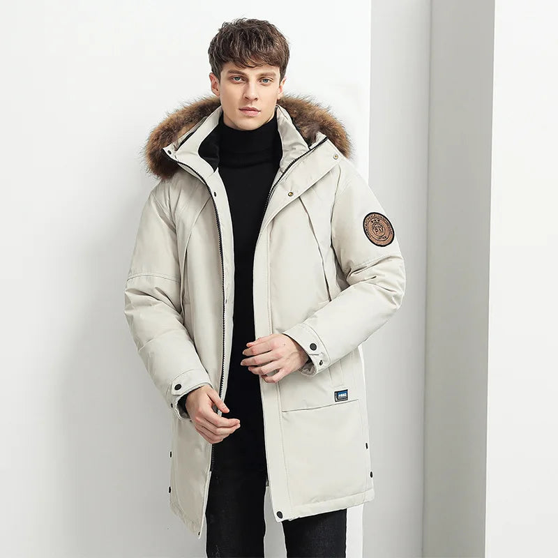 Jaqueta Masculina Longa Térmica Impermeável Romenzi RZ147 com capuz removível, tecido impermeável e design britânico, ideal para estilo e proteção no frio.