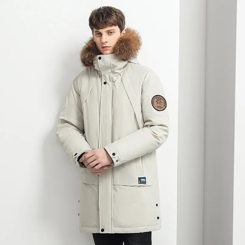Jaqueta Masculina Longa Térmica Impermeável Romenzi RZ147 com capuz removível, tecido impermeável e design britânico, ideal para estilo e proteção no frio.