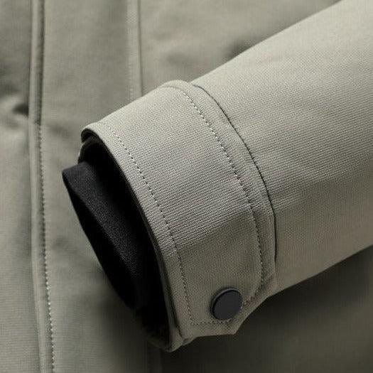 Jaqueta Masculina Longa Térmica Impermeável Romenzi RZ147 com capuz removível, tecido impermeável e design britânico, ideal para estilo e proteção no frio.