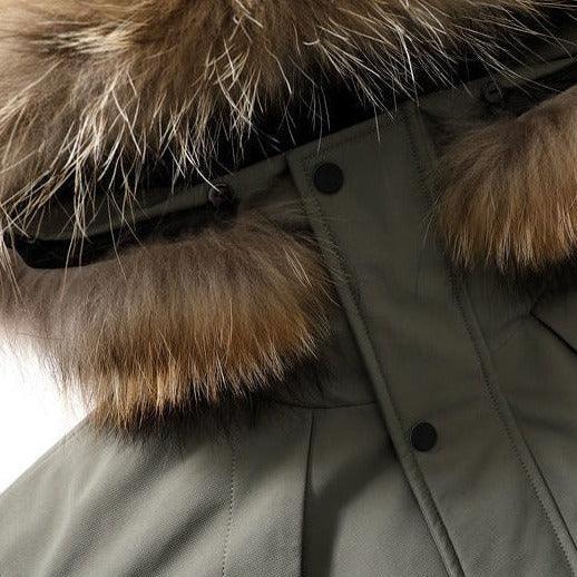 Jaqueta Masculina Longa Térmica Impermeável Romenzi RZ147 com capuz removível, tecido impermeável e design britânico, ideal para estilo e proteção no frio.