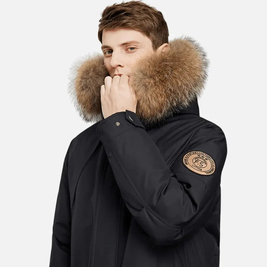 Jaqueta Masculina Longa Térmica Impermeável Romenzi RZ147 com capuz removível, tecido impermeável e design britânico, ideal para estilo e proteção no frio.