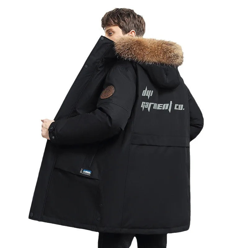 Jaqueta Masculina Longa Térmica Impermeável Romenzi RZ147 com capuz removível, tecido impermeável e design britânico, ideal para estilo e proteção no frio.