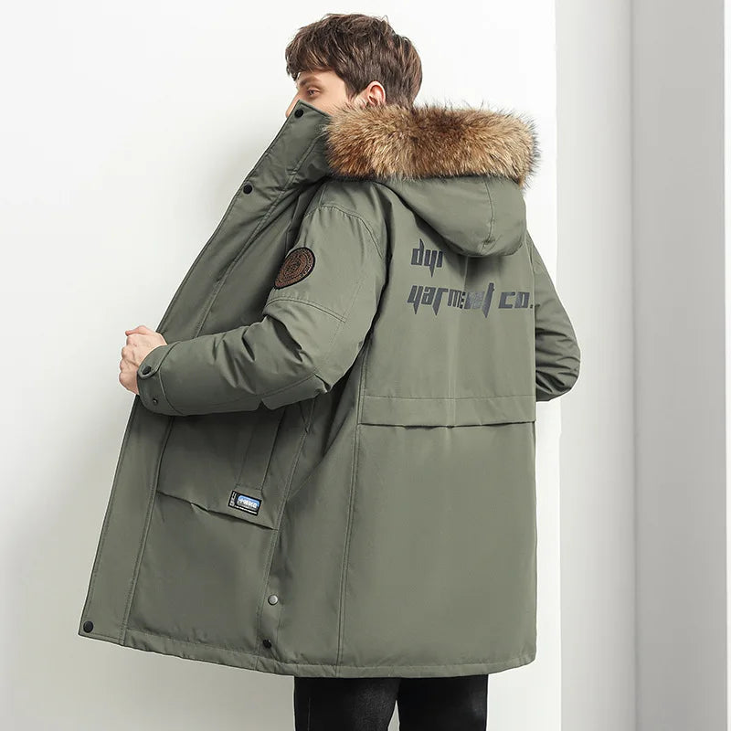 Jaqueta Masculina Longa Térmica Impermeável Romenzi RZ147 com capuz removível, tecido impermeável e design britânico, ideal para estilo e proteção no frio.