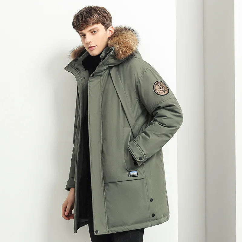 Jaqueta Masculina Longa Térmica Impermeável Romenzi RZ147 com capuz removível, tecido impermeável e design britânico, ideal para estilo e proteção no frio.