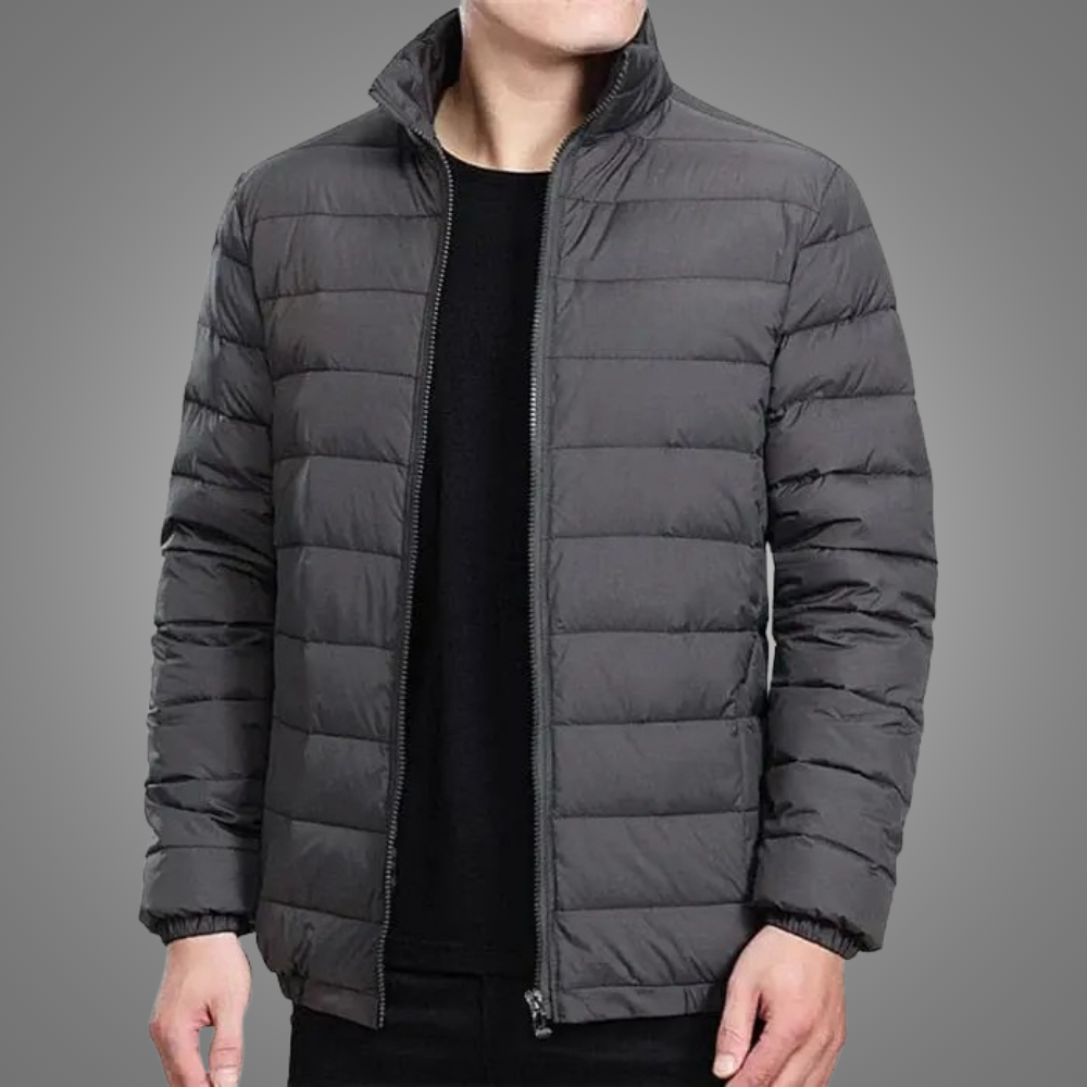 Jaqueta Masculina Outline Romenzi RZ210 em preto, destacando design elegante, isolamento térmico, zíper durável e conforto excepcional.