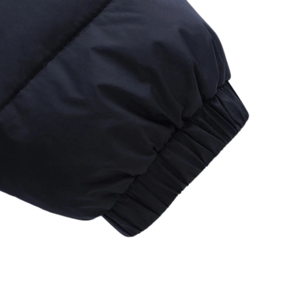 Jaqueta Masculina Outline Romenzi RZ210 em preto, destacando design elegante, isolamento térmico, zíper durável e conforto excepcional.