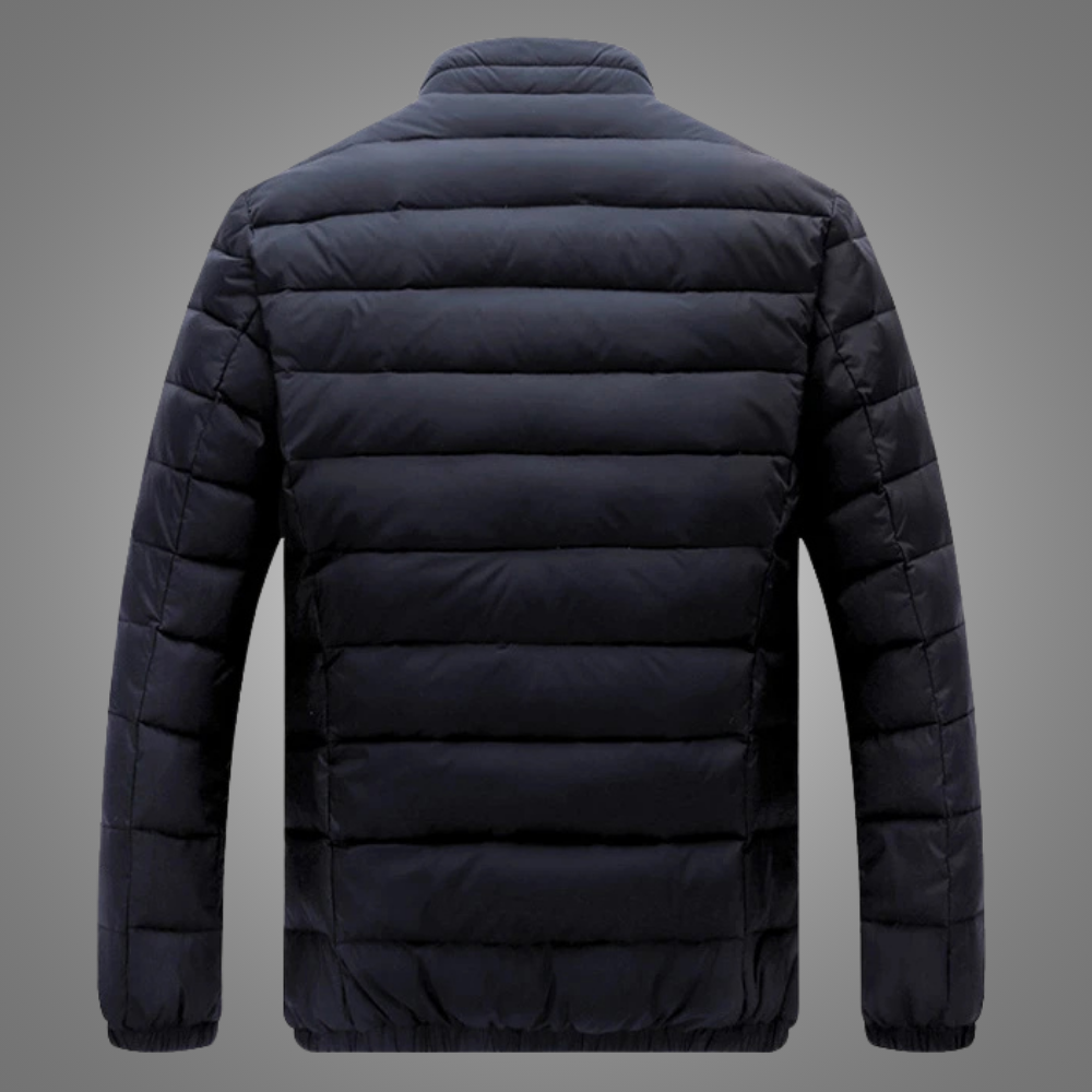 Jaqueta Masculina Outline Romenzi RZ210 em preto, destacando design elegante, isolamento térmico, zíper durável e conforto excepcional.