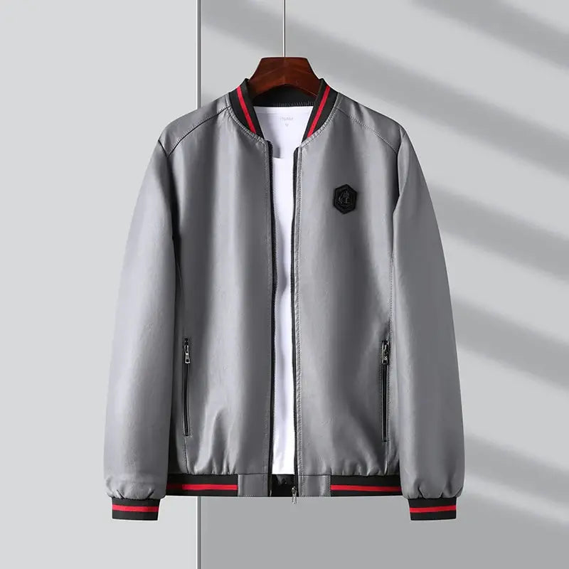 Jaqueta Masculina Premium de Couro Romenzi RZ157 em couro plutônio, com costuras reforçadas e caimento impecável para conforto e sofisticação.