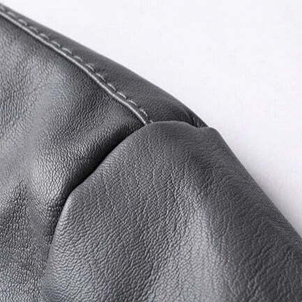 Jaqueta Masculina Premium de Couro Romenzi RZ157 em couro plutônio, com costuras reforçadas e caimento impecável para conforto e sofisticação.