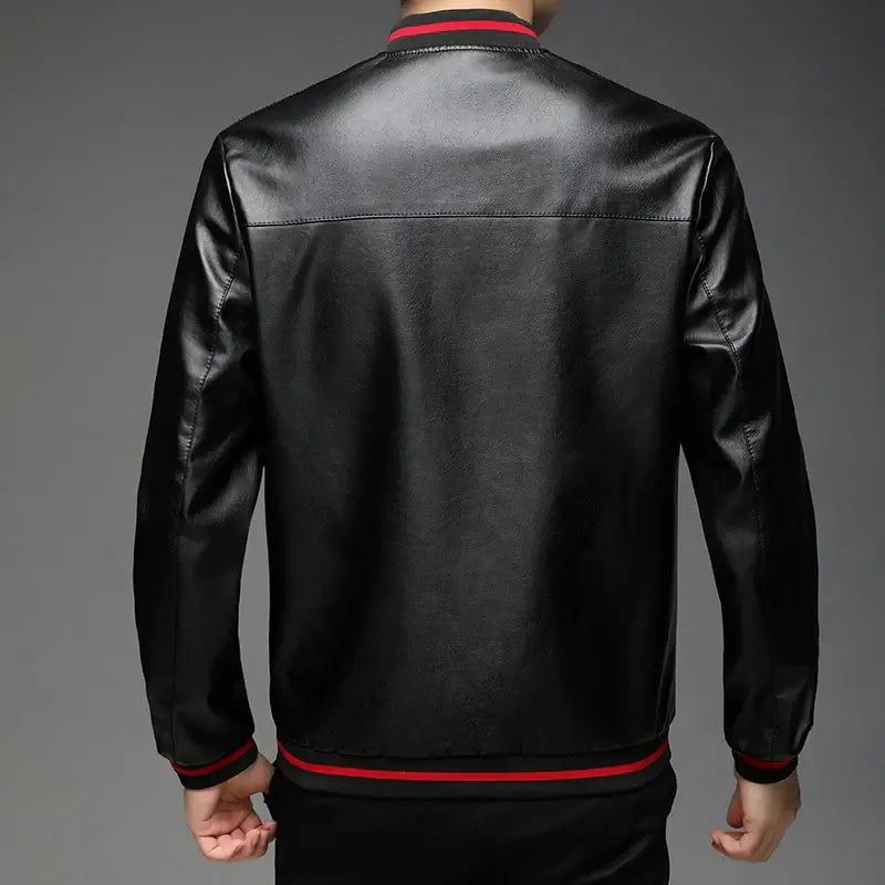 Jaqueta Masculina Premium de Couro Romenzi RZ157 em couro plutônio, com costuras reforçadas e caimento impecável para conforto e sofisticação.