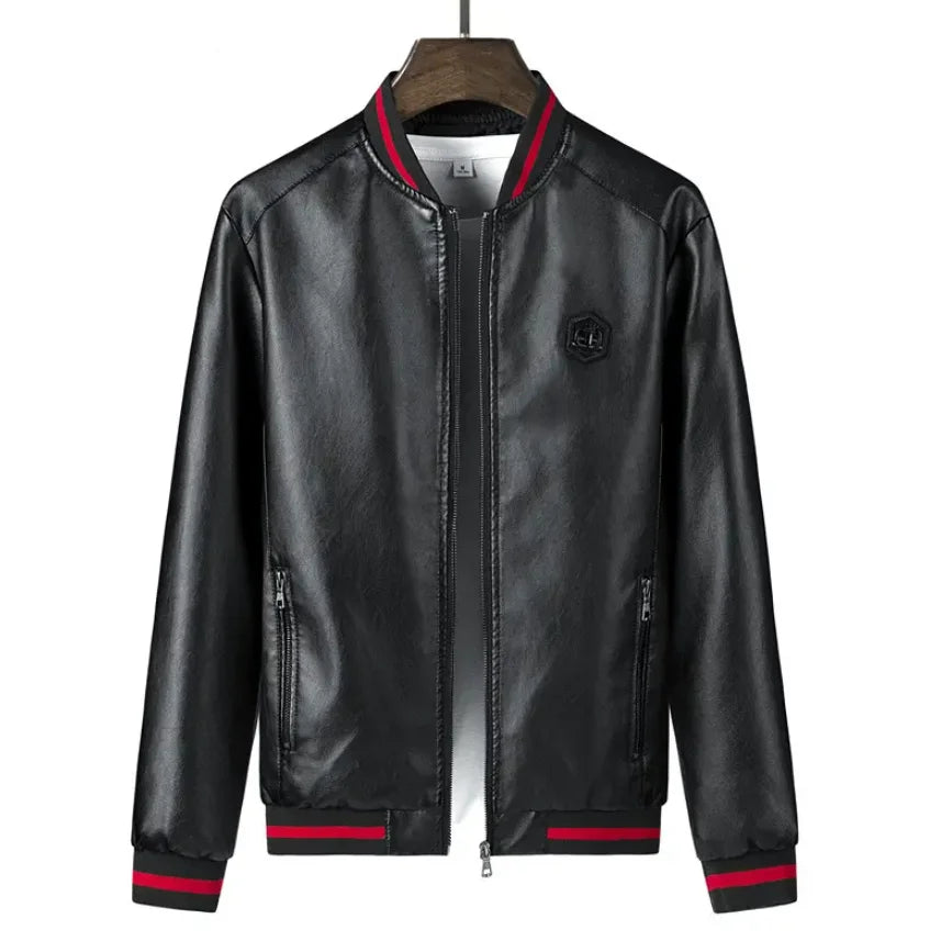 Jaqueta Masculina Premium de Couro Romenzi RZ157 em couro plutônio, com costuras reforçadas e caimento impecável para conforto e sofisticação.
