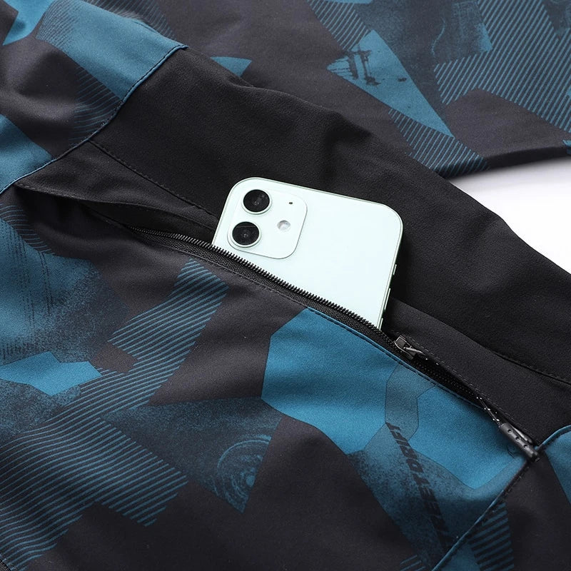 Jaqueta Masculina Street Draft Romenzi RZ209, possui design moderno, forro acolchoado para isolamento térmico e conforto máximo.
