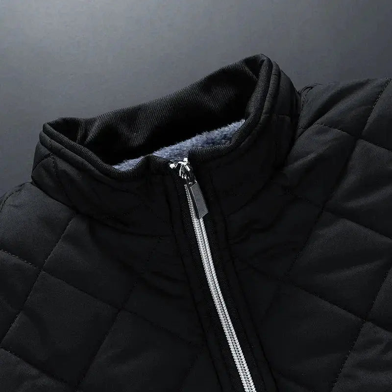 Jaqueta Masculina Winter Romenzi RZ176 com forro acolchoado, zíper de alumínio e design resistente que garante estilo e conforto térmico.