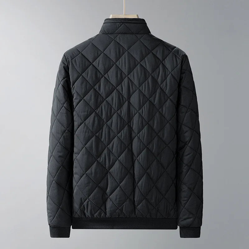 Jaqueta Masculina Winter Romenzi RZ176 com forro acolchoado, zíper de alumínio e design resistente que garante estilo e conforto térmico.