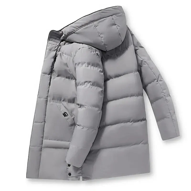 Jaqueta Puffer Longa Masculina Romenzi RZ135 com tecido premium, impermeável e detalhes refinados, perfeita para conforto e proteção contra o frio.