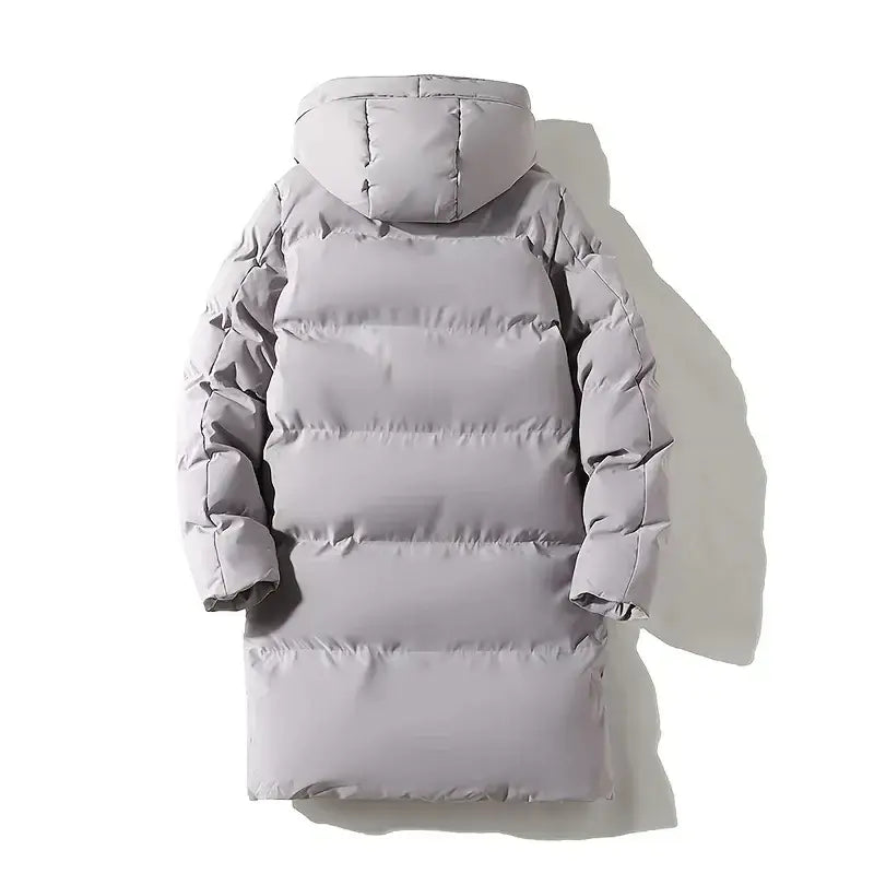 Jaqueta Puffer Longa Masculina Romenzi RZ135 com tecido premium, impermeável e detalhes refinados, perfeita para conforto e proteção contra o frio.