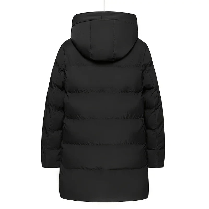 Jaqueta Puffer Longa Masculina Romenzi RZ135 com tecido premium, impermeável e detalhes refinados, perfeita para conforto e proteção contra o frio.