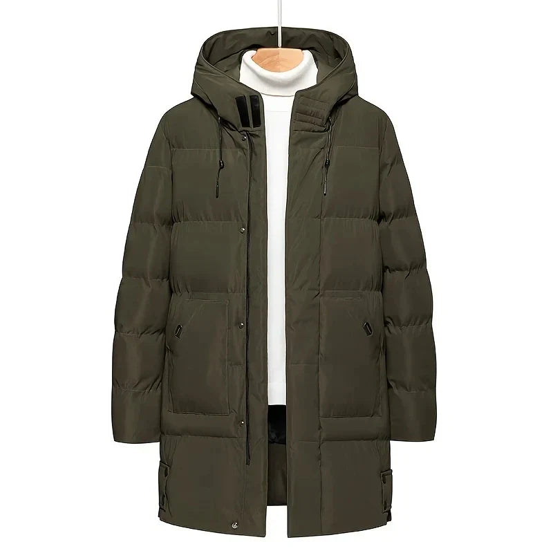 Jaqueta Puffer Longa Masculina Romenzi RZ135 com tecido premium, impermeável e detalhes refinados, perfeita para conforto e proteção contra o frio.
