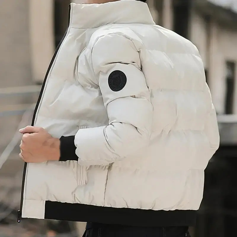 Jaqueta Puffer Masculina Romenzi RZ320 com enchimento térmico, design ergonômico e bolsos funcionais. Ideal para proteção e conforto em climas frios.