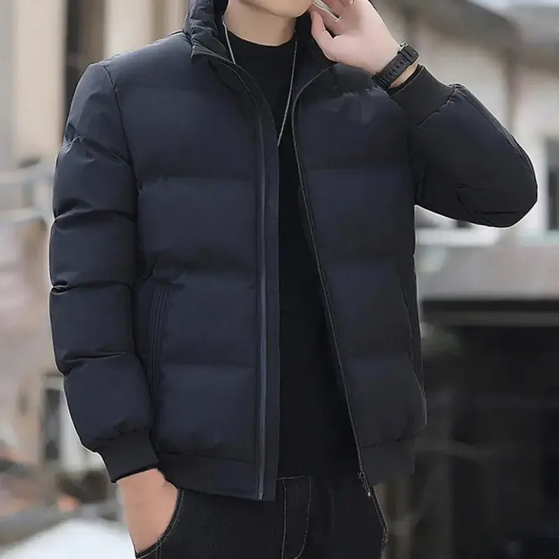 Jaqueta Puffer Masculina Romenzi RZ320 com enchimento térmico, design ergonômico e bolsos funcionais. Ideal para proteção e conforto em climas frios.