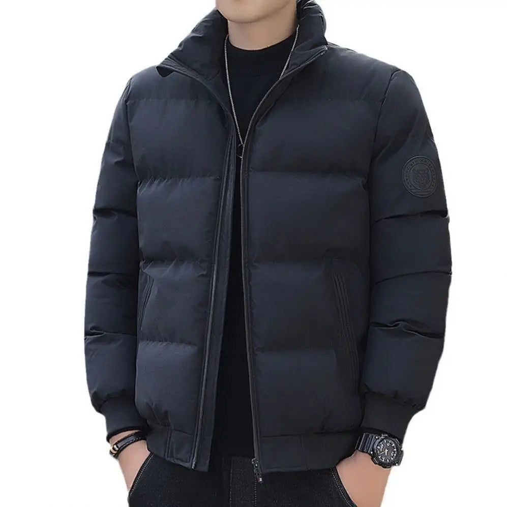Jaqueta Puffer Masculina Romenzi RZ320 com enchimento térmico, design ergonômico e bolsos funcionais. Ideal para proteção e conforto em climas frios.