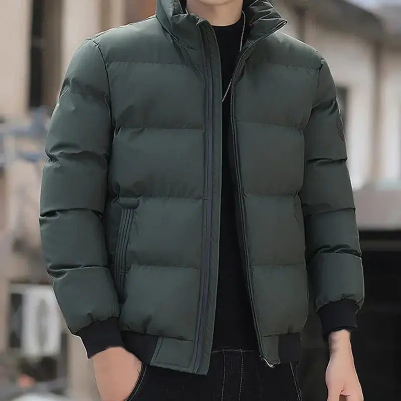 Jaqueta Puffer Masculina Romenzi RZ320 com enchimento térmico, design ergonômico e bolsos funcionais. Ideal para proteção e conforto em climas frios.
