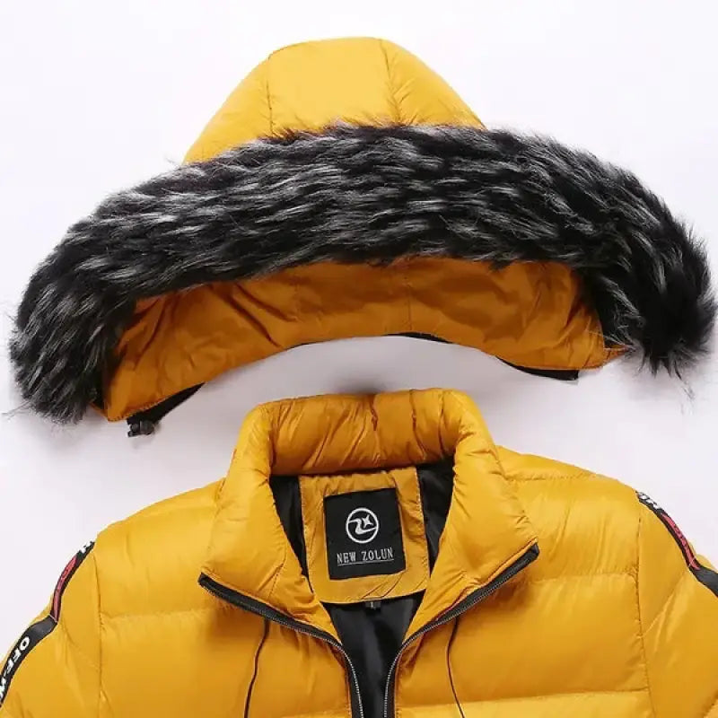 Jaqueta Puffer Masculina com Capuz Romenzi RZ225 com capuz forrado, acolchoada e elegante, oferecendo conforto e estilo.