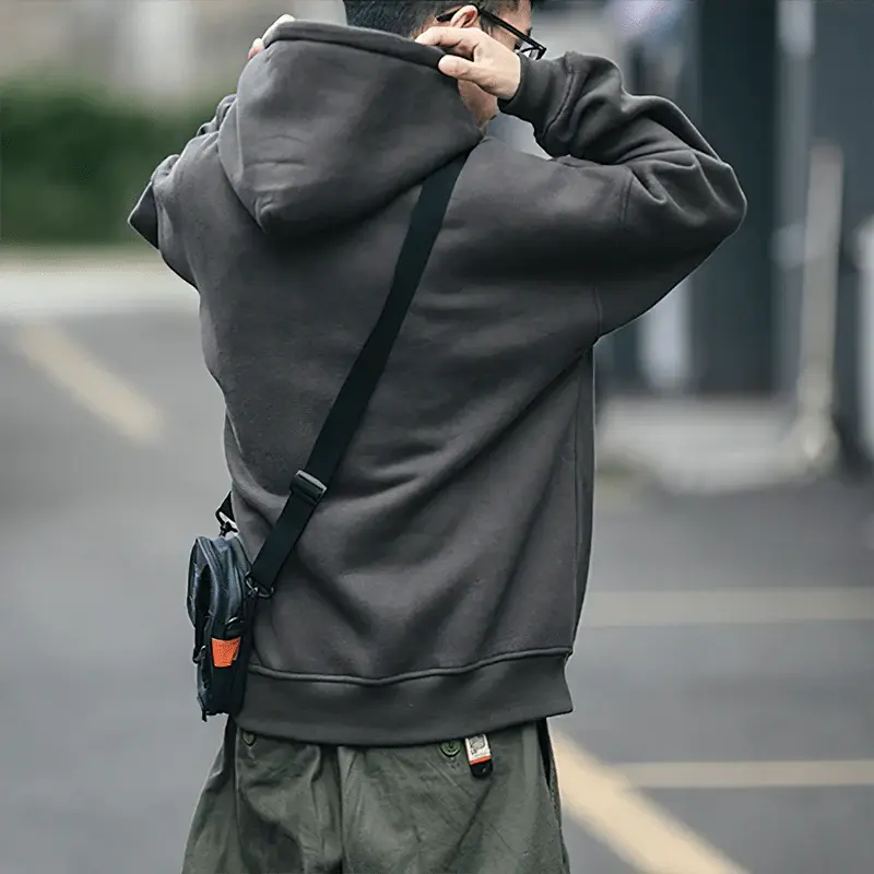 Moletom Masculino Street Romenzi RZ023 na cor marrom escuro, com design versátil, acabamento premium e estilo urbano para o homem moderno.